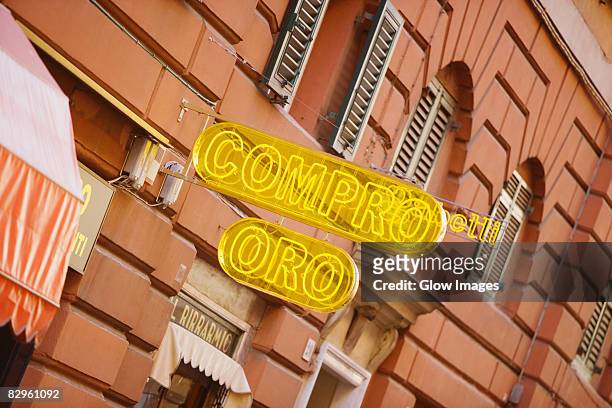 neon sign outside a restaurant, genoa, liguria, italy - italiaanse tekst stockfoto's en -beelden
