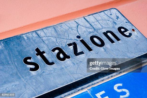 close-up of an information sign, monterosso al mare, la spezia, liguria, italy - italiaanse tekst stockfoto's en -beelden