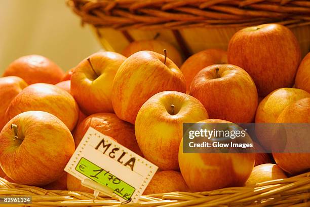 apples at a market stall, genoa, liguria, italy - italiaanse tekst stockfoto's en -beelden