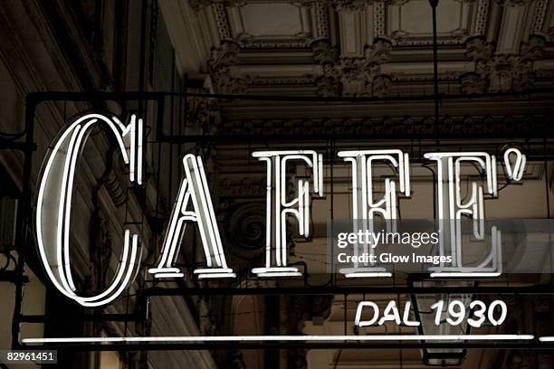 close-up of a neon cafe sign at a door, genoa, italy - italiaanse tekst stockfoto's en -beelden