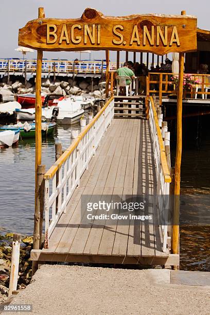 entrance of a tourist resort, marina grande, capri, sorrento, naples province, campania, italy - italiaanse tekst stockfoto's en -beelden