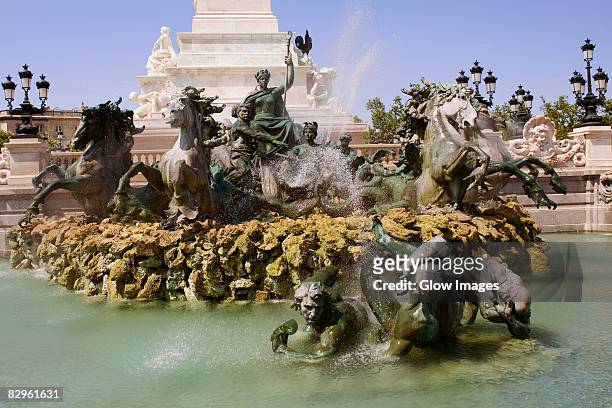 statue at a fountain, fontaine des quinconces, monument aux girondins, bordeaux, aquitaine, france - monument stockfoto's en -beelden
