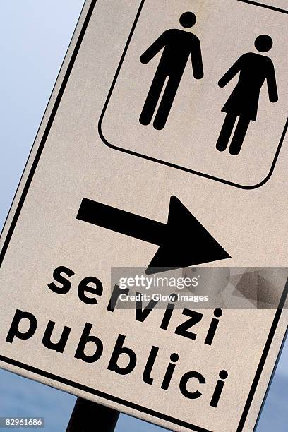 close-up of a public restroom sign, monterosso al mare, la spezia, liguria, italy - italiaanse tekst stockfoto's en -beelden