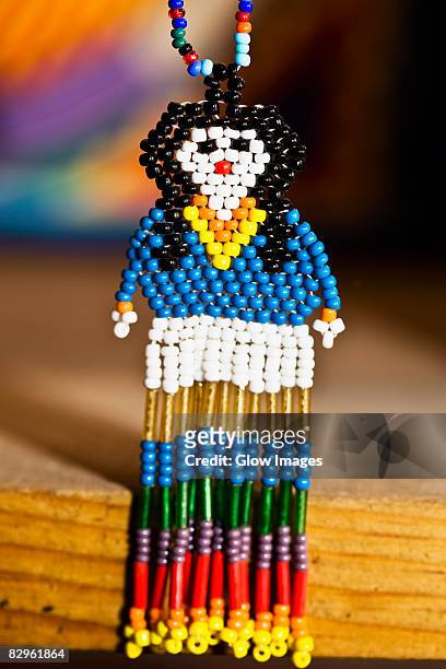 close-up of a huichol doll, real de catorce, san luis potosi, mexico - perle de culture stock-fotos und bilder