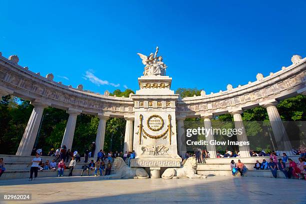 low angle view of a monument in front of colonnade, hemiciclo a benito juarez, mexico city, mexico - lion city photos et images de collection