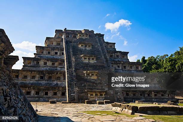 low angle view of a pyramid, pyramid of the niches, el tajin, veracruz, mexico - azteca fotografías e imágenes de stock