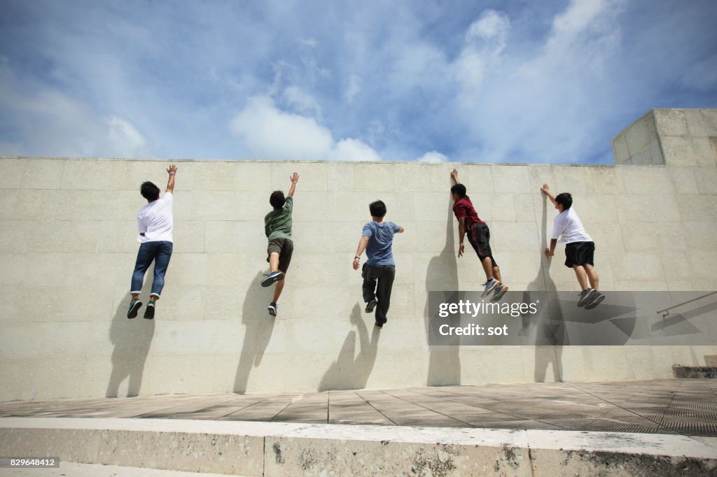 Five men climb up the wall,wall run jump