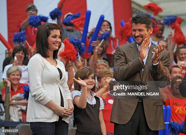 Todd Palin , the husband of US Republican vice presidential candidate Sarah Palin, applauds his daughters Willow and Piper during a rally at the...