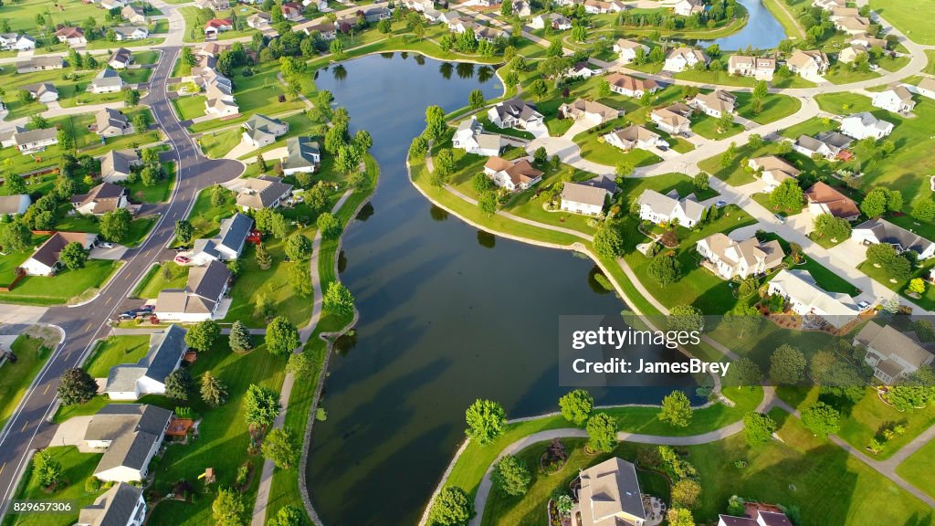 Hermosos barrios alrededor de lago artificial, vista aérea