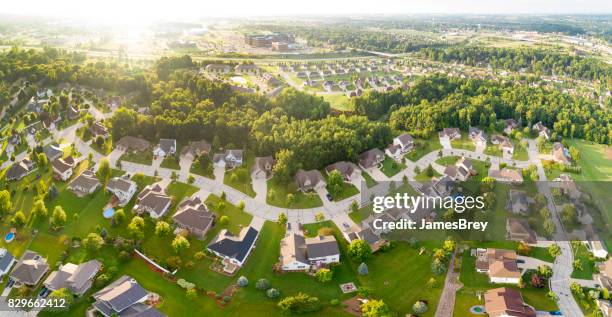 außergewöhnlich schöne nachbarschaften, häuser, luftbild bei sonnenaufgang - green bay wisconsin stock-fotos und bilder