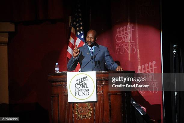 Jerry Rice attends the 23rd Annual Great Sports Legends Dinner to Cure Paralysis at the Waldorf Astoria on September 22, 2008 in New York City.