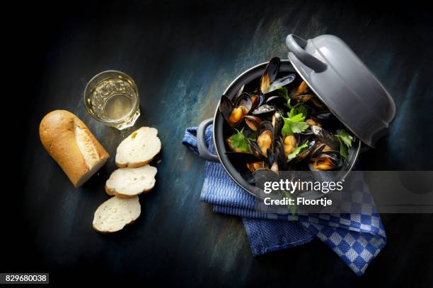 seafood: mussels mariniere still life - mexilhão imagens e fotografias de stock