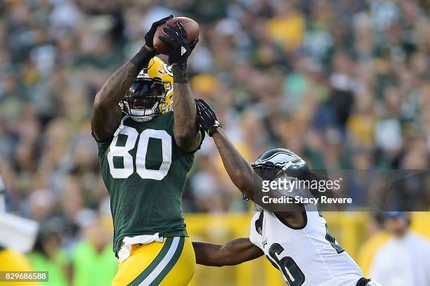 Martellus Bennett of the Green Bay Packers catches a pass in front of Jaylen Watkins of the Philadelphia Eagles during the second quarter of a...