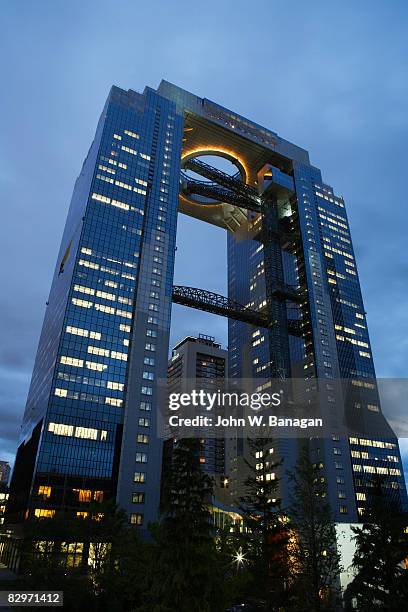 looking up at modern building - umeda sky building foto e immagini stock