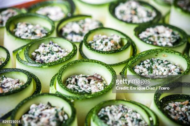 zucchini cannellonis close up - mergpompoen stockfoto's en -beelden