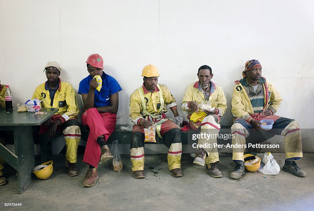 Construction Workers Eating Lunch High-Res Stock Photo - Getty Images