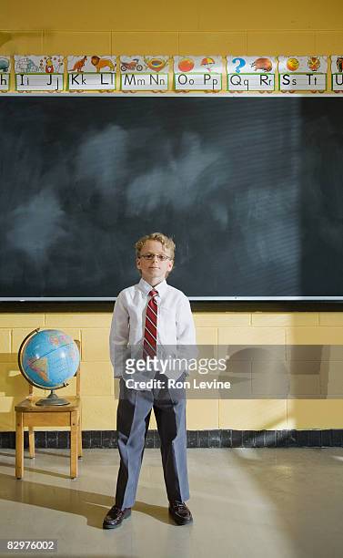 grade 1 student in classroom - blackboard qc stock-fotos und bilder