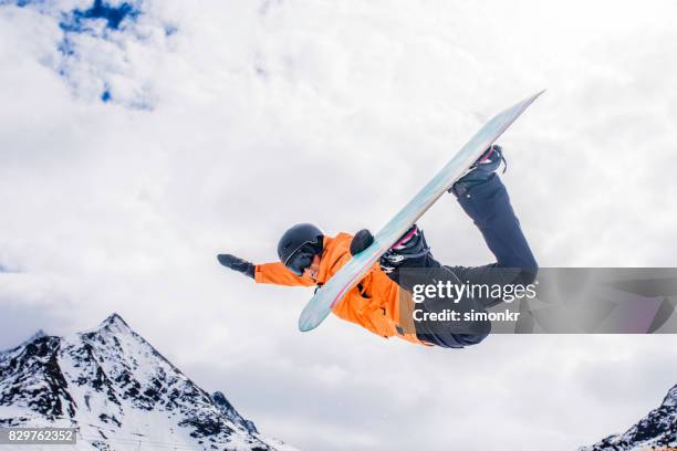 kvinnliga snowboardåkare i mitten av luft - snowboard jump bildbanksfoton och bilder