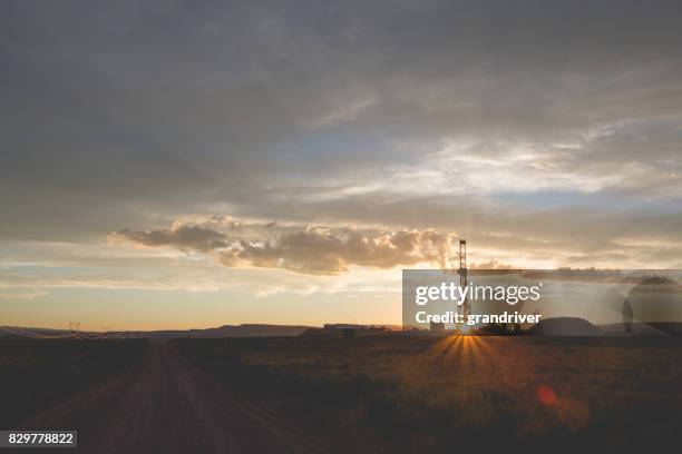 fracturamiento hidráulico de perforación a la hora de oro - west texas fotografías e imágenes de stock