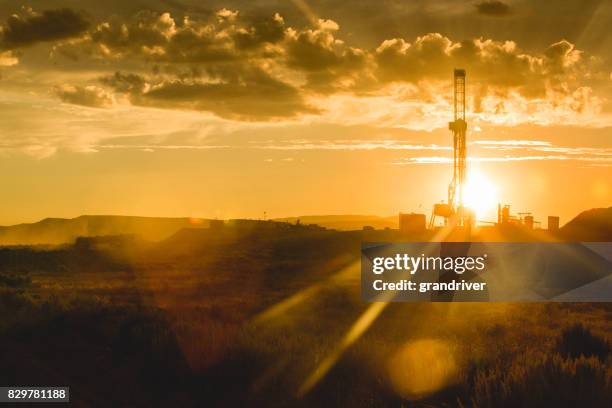 fracturamiento hidráulico de perforación a la hora de oro - west texas fotografías e imágenes de stock