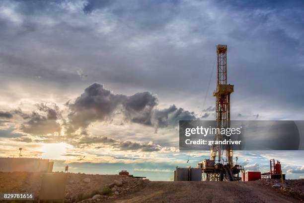 fracking drilling rig at the golden hour - sonda de perfuração imagens e fotografias de stock