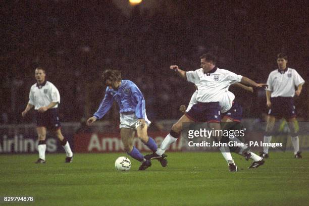 ENGLAND'S PAUL GASCOIGNE [R] STRETCHES FOR THE BALL DURING THE WORLD CUP QUALIFIER AGAINST SAN MARINO AT WEMBLEY.