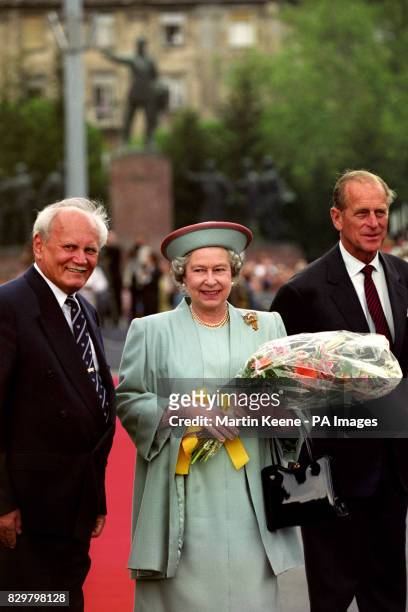 Hungary's President Arpad Goncz with Queen Elizabeth II and the Duke of Edinburgh in Budapest's Parliament Square during the official welcome of the...
