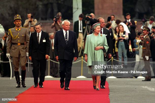 THE QUEEN, THE DUKE OF EDINBURGH AND PRESIDENT OF HUNGARY, MR GONCZ, IN BUDAPEST'S PARLIAMENT SQUARE DURING THE OFFICIAL WELCOME OF THE ROYAL COUPLE...