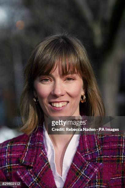 SUZANNE CHARLTON BBC WEATHER PRESENTER. JOINED BBC WEATHER TEAM IN 1989. DAUGHTER OF EX ENGLAND INTERNATIONAL FOOTBALLER BOBBY.