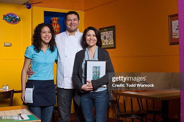 família proprietários do restaurante - family business generations imagens e fotografias de stock