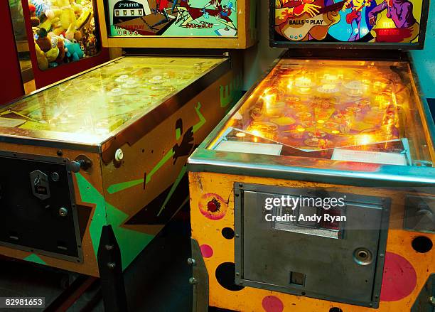 vintage pinball machines in arcade - sala de máquinas recreativas fotografías e imágenes de stock