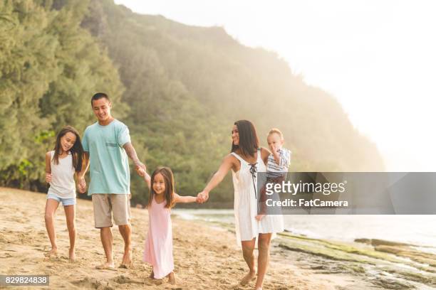 de familie vakantie hawaii op strand - fat guy on beach stockfoto's en -beelden
