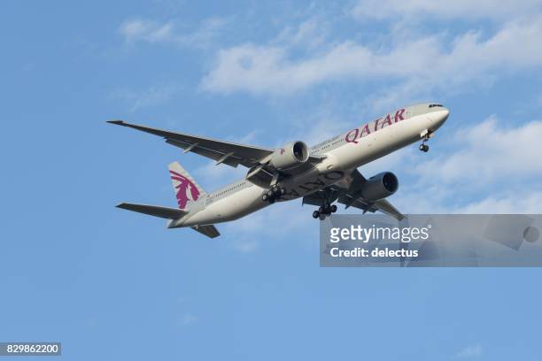 perth swan valley, boeing 777-300 from qatar airways - qatar airways a stock pictures, royalty-free photos & images