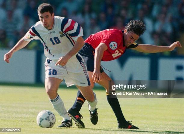 France's Zinedine Zidane goes past Spain's Luis Enrique during this evenings Euro '96 clash Elland Road, Leeds. Photo by Rui Vieira/PA