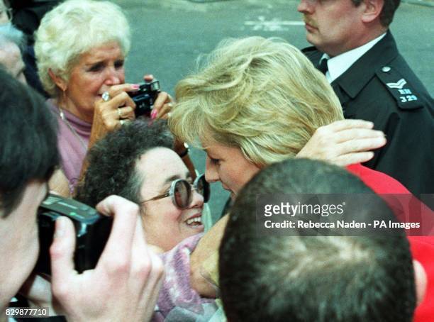 The Princess of Wales receives a hug from Maureen Wilding from Billings, Montana, USA, who had joined hundreds of other wellwishers who turned out to...