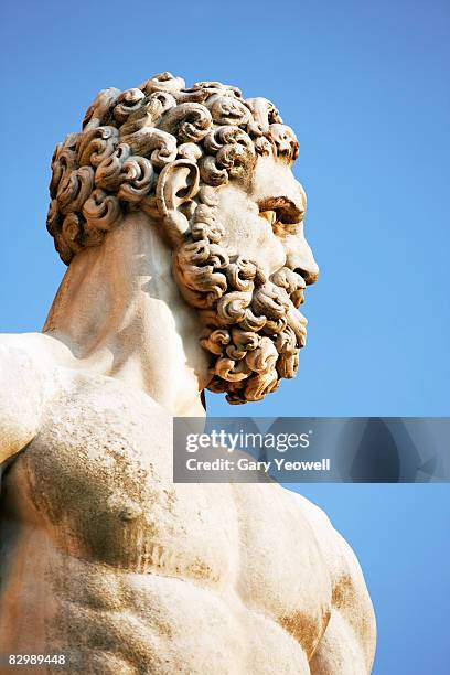 statue of hercules at sunset. - hercules fotografías e imágenes de stock