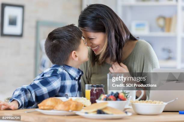 moeder en zoon delen een gezond ontbijt - milk family stockfoto's en -beelden