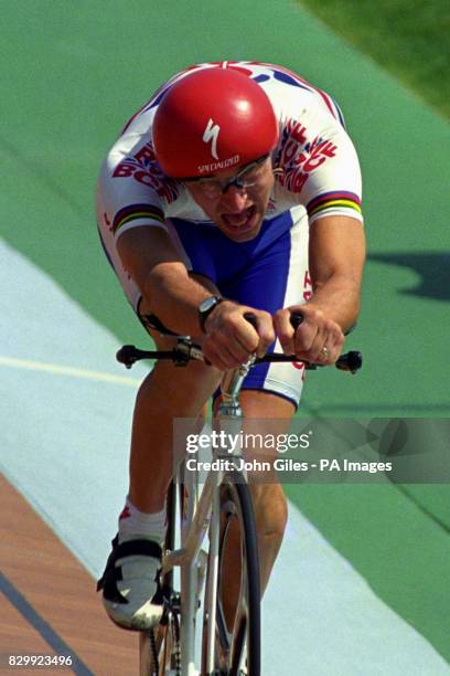 Graeme Obree in pain as he competes in the qualifying round for the Men's Individual Pursuit.