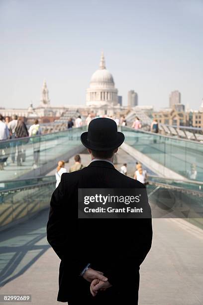 englishman standing near millennium bridge - millennium bridge londra foto e immagini stock