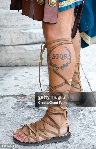 roman soldier posing outside coliseum - sandales photos et images de collection