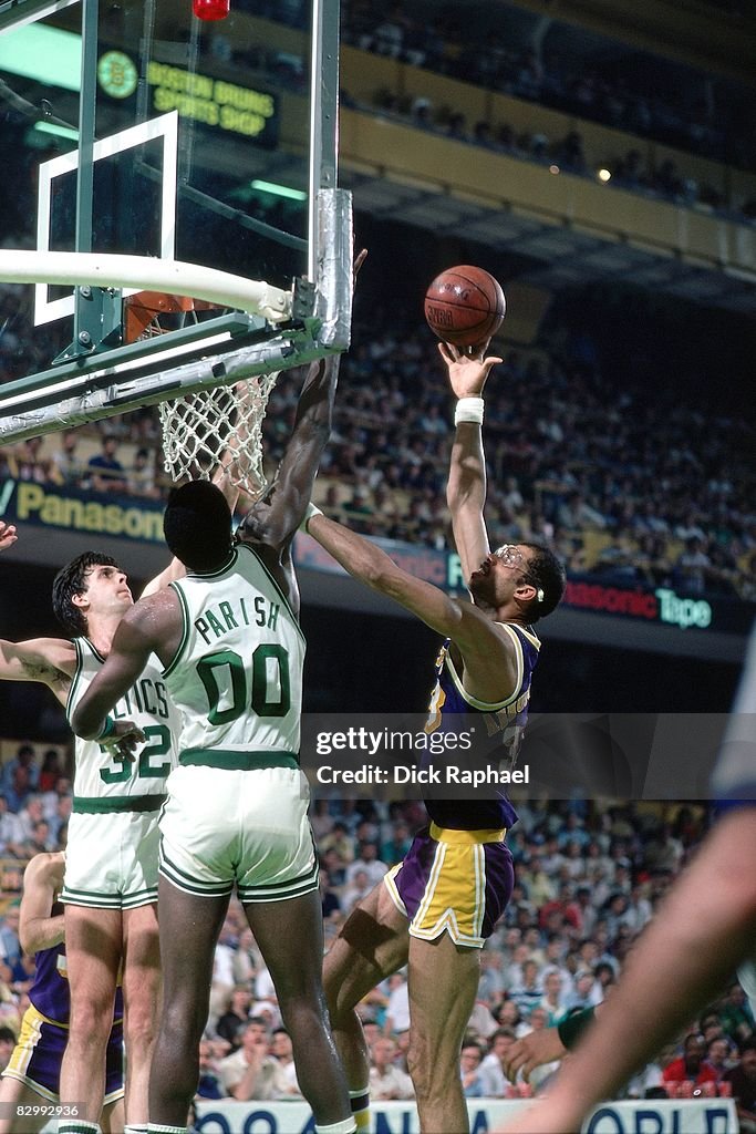 Kareem Abdul Jabbar of the Los Angeles Lakers shoots against Robert