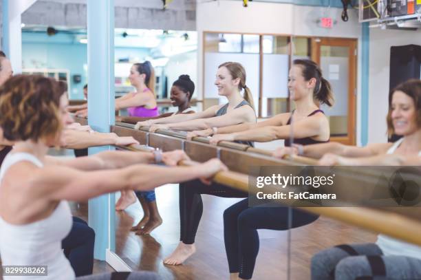 multi-étnica grupo de mulheres a fazer exercícios de barre - depilação de pernas com cera - fotografias e filmes do acervo