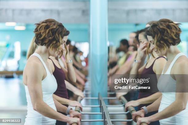 multi-étnica grupo de mulheres a fazer exercícios de barre - depilação de pernas com cera - fotografias e filmes do acervo