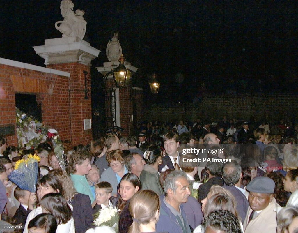 Crowds outside Kensington Palace struggle to leave after the hearse entered the grounds with the coffin bearing the body of Diana, Princess of Wales. Photo by Ben Curtis/PA. (Photo by PA Images via Getty Images)