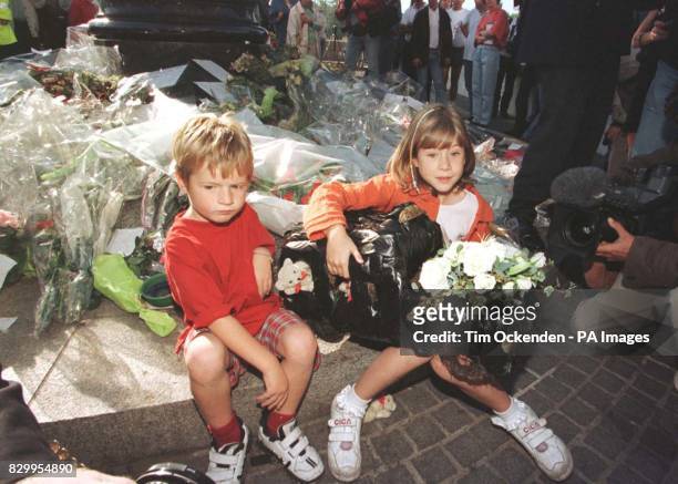 William and Amelia Sands from Great Ormond Street Hospital, with wreath in the shape of a London Taxi today joined over 100 other children from Great...