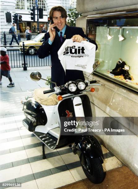 3/10/97 : TV PRESENTER JONATHAN ROSS WITH HIS MOPED AT THE REGENT STREET AUSTIN REED STORE TO LAUNCH "SUIT EXCHANGE FORTNIGHT", USING HIS MOBILE...