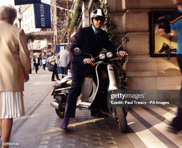 3/10/97 : TV PRESENTER JONATHAN ROSS LEAVES THE REGENT STREET AUSTIN REED STORE ON HIS MOPED AFTER THE LAUNCH OF"SUIT EXCHANGE FORTNIGHT". PHOTO BY...