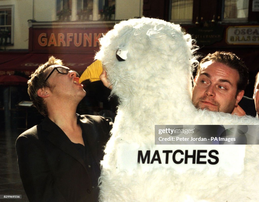 Comedians vic reeves and john thomson at a photocall to announce a live comedy event of "Shooting Stars" & "The Fast Show to take place at the London Labatt's Apollo, Hammersmith, opening on January 27, 1998. (Photo by Peter Jordan - PA Images/PA Images via Getty Images)