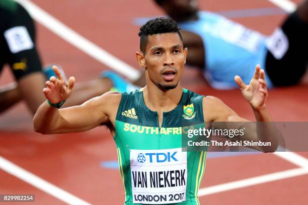 Wayde van Niekerk of South Africa celebrates winning the gold medal in the Men's 400 metres final during day five of the 16th IAAF World Athletics...