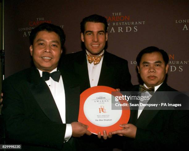 PA NEWS PHOTO 16/3/98 TV CHEF ROSS BURDEN PRESENTS AN AWARD FOR THE TILDA BEST ORIENTAL RESTAURANT TO THE "BLUE ELEPHANT" AT THE CARLTON LONDON...